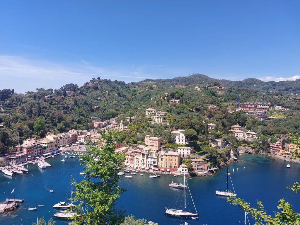Vizită în Portofino: cum îți poți "žgăsi dragostea" pentru Riviera Italiană în orașul iu - Imagine 1