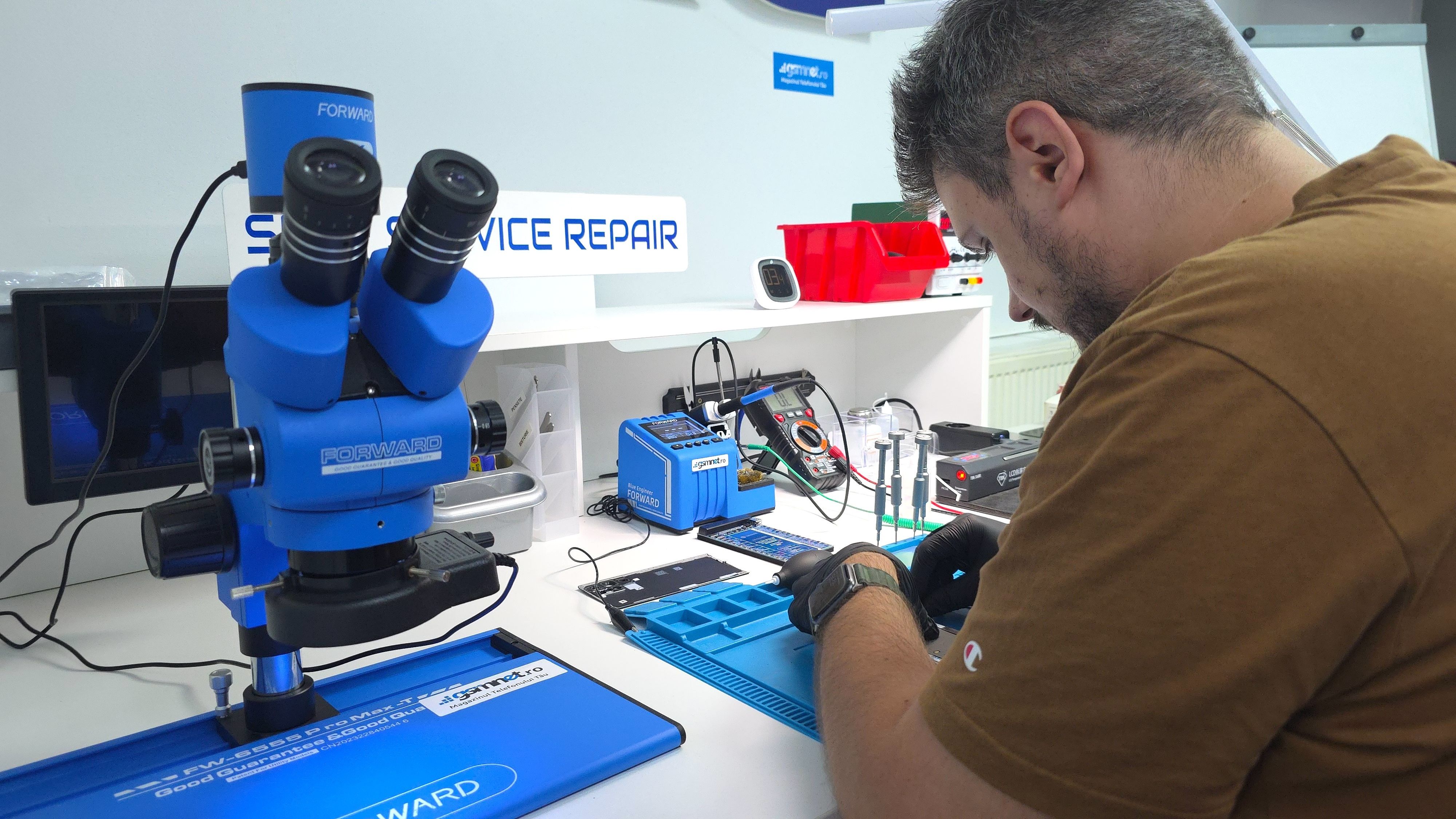 A apărut în România service-ul unde îți repari singur telefonul: unde se află și cum funcționează