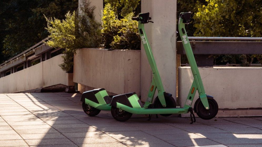 Proiect: Poliţia locală ar putea aplica sancţiuni conducătorilor de trotinete electrice care nu respectă normele rutiere