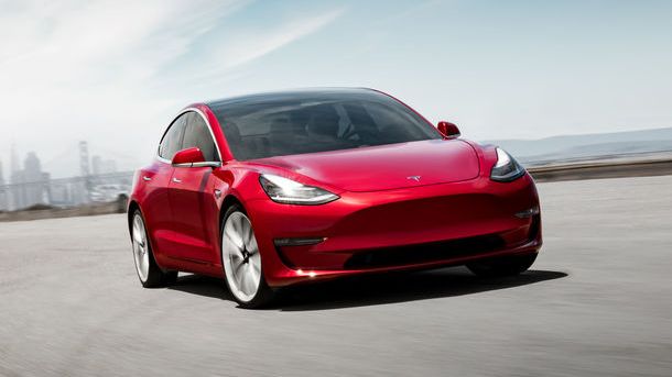 Tesla lanseaza o versiune mai accesibila pentru Model 3: autonomie de 420 de kilometri, cu 80 de kilometri mai mica decat varianta de top