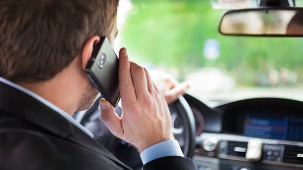 Francezii interzic folosirea telefoanelor mobile in masini, chiar si cand acestea sunt trase pe dreapta