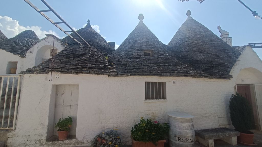 GALERIE FOTO: Alberobello, locul de unde s-au inspirat românii care au construit Castelul de Lut Va - Imagine 11