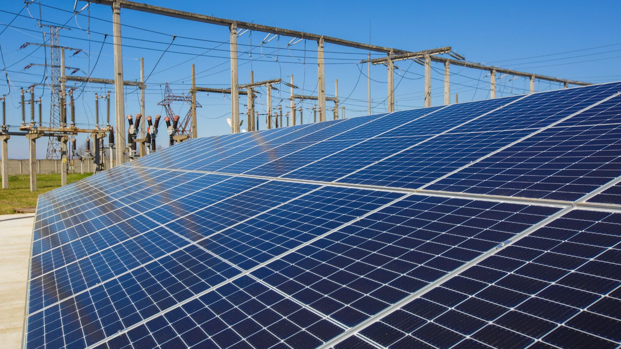 Se schimbă regulile pentru producătorii de energie. ANRE propune licitații pentru racordarea la rețea