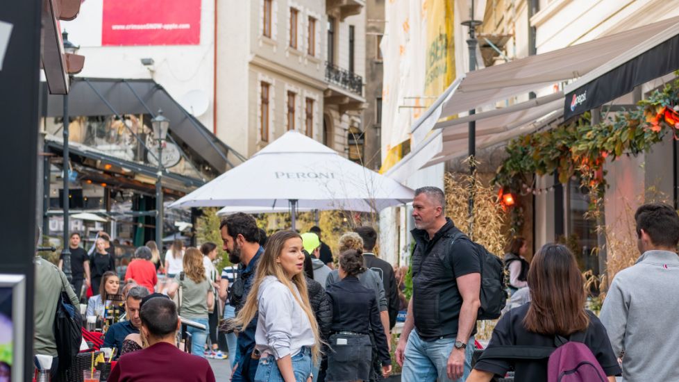10 restaurante cu terasă în București unde scapi de căldură vara asta: cum arată meniurile și care sunt prețurile