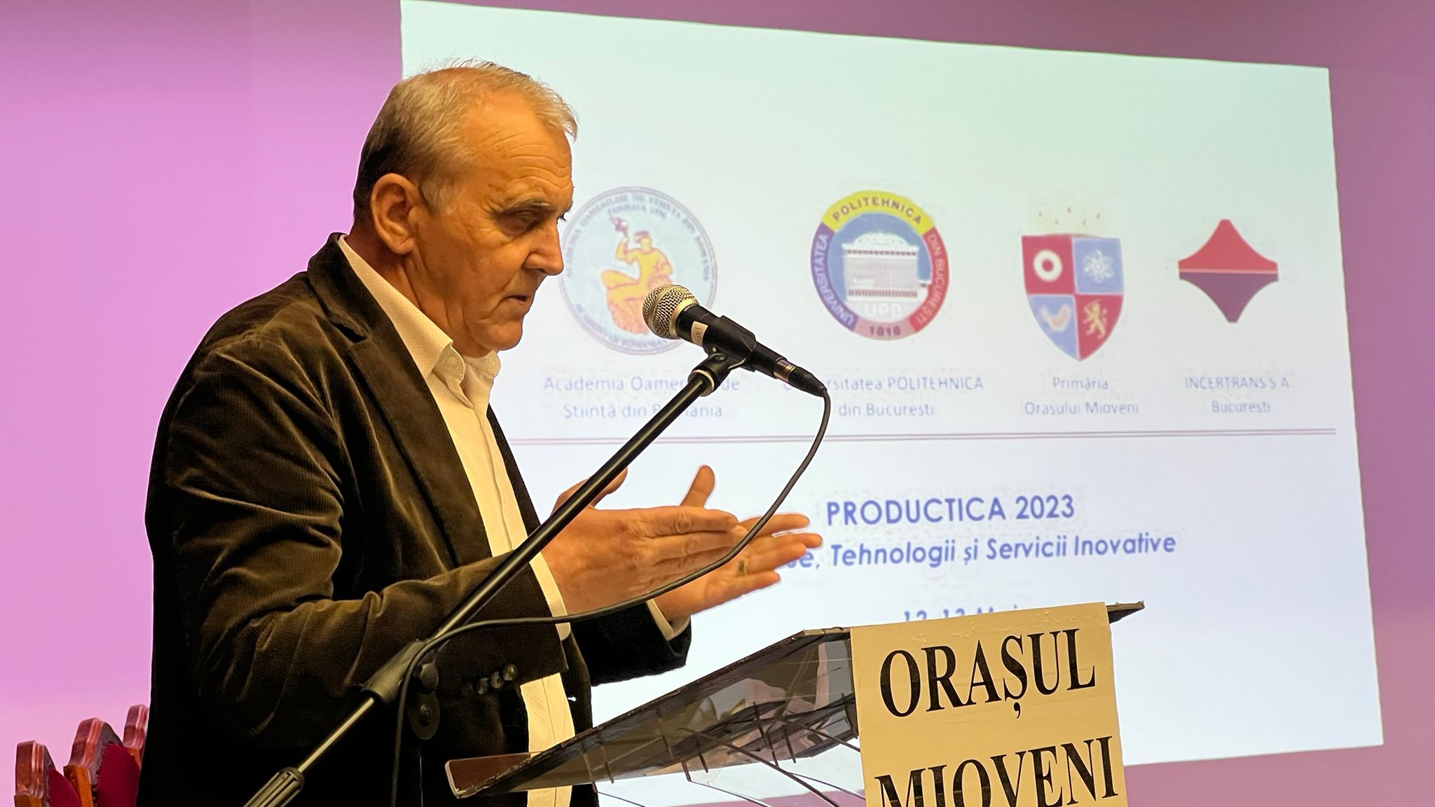 Primarul din Mioveni, prins de DNA în flagrant când dădea înapoi avansul de 10.000 de euro dintr-o mită