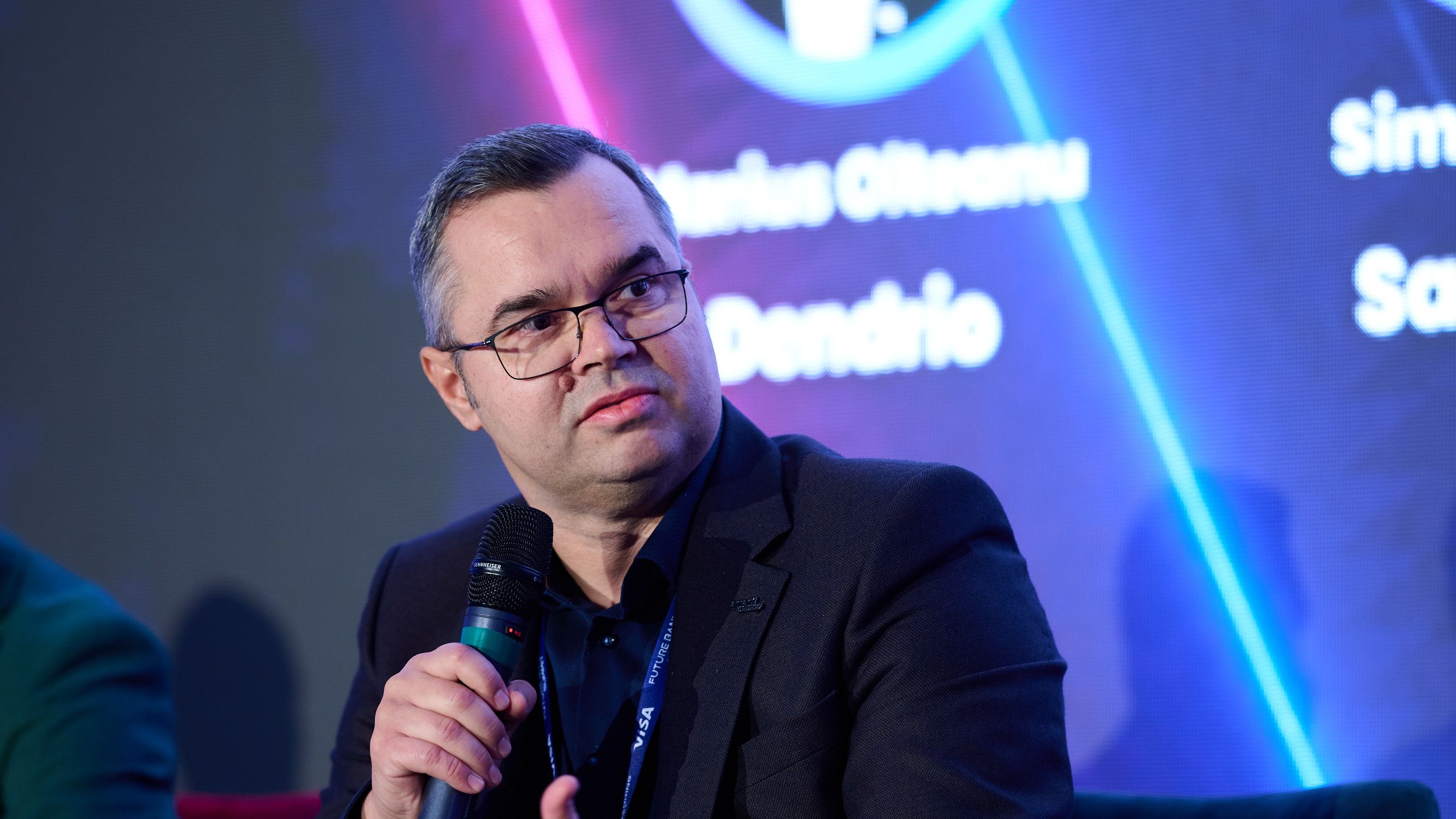 CEC Bank: Românii încearcă să-și cumpere înapoi puterea de cumpărare prin credite. Până și electrocasnicele, educația sau călătoriile necesită finanțare