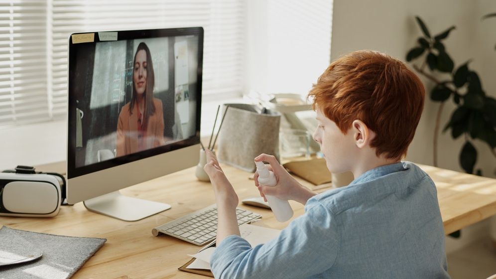 Crește tot mai mult numărul școlilor care intră în scenariul roșu