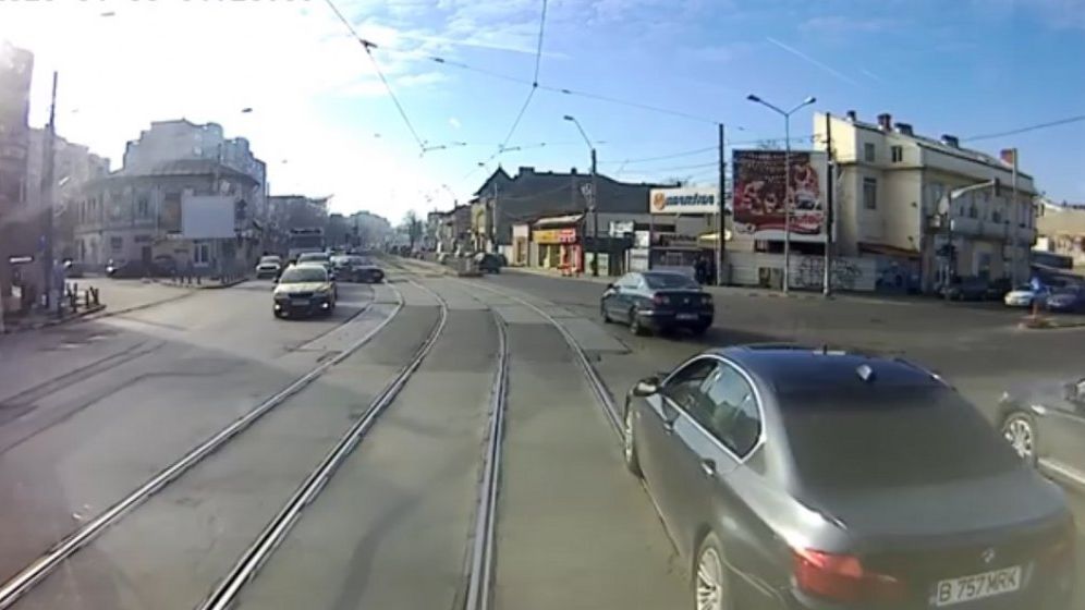 Tramvai vs BMW: dosar penal pentru distrugere in cazul vatmanului care a impins o masina cu tramvaiul