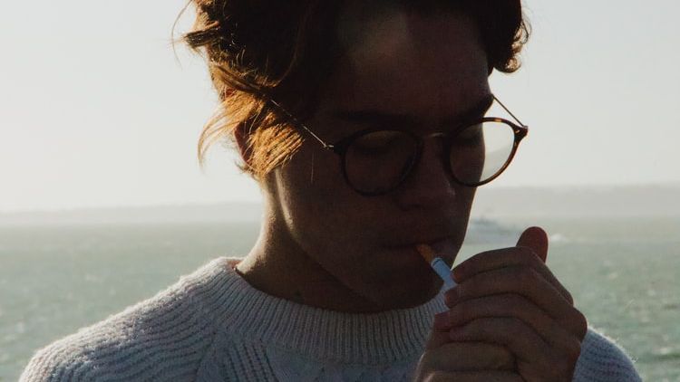 Studiu: Românii se apucă de fumat pentru a se simți „cineva”. Colegii nefumători simt că lucrează mai mult decât colegii lor fumători