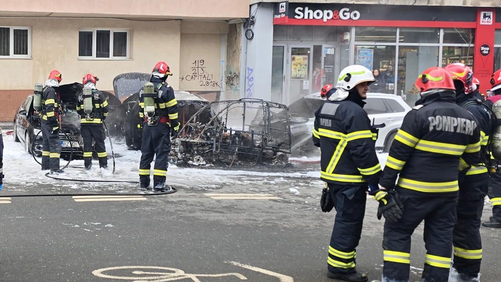 Mai multe mașini au luat foc în București. În incendiu a murit o persoană