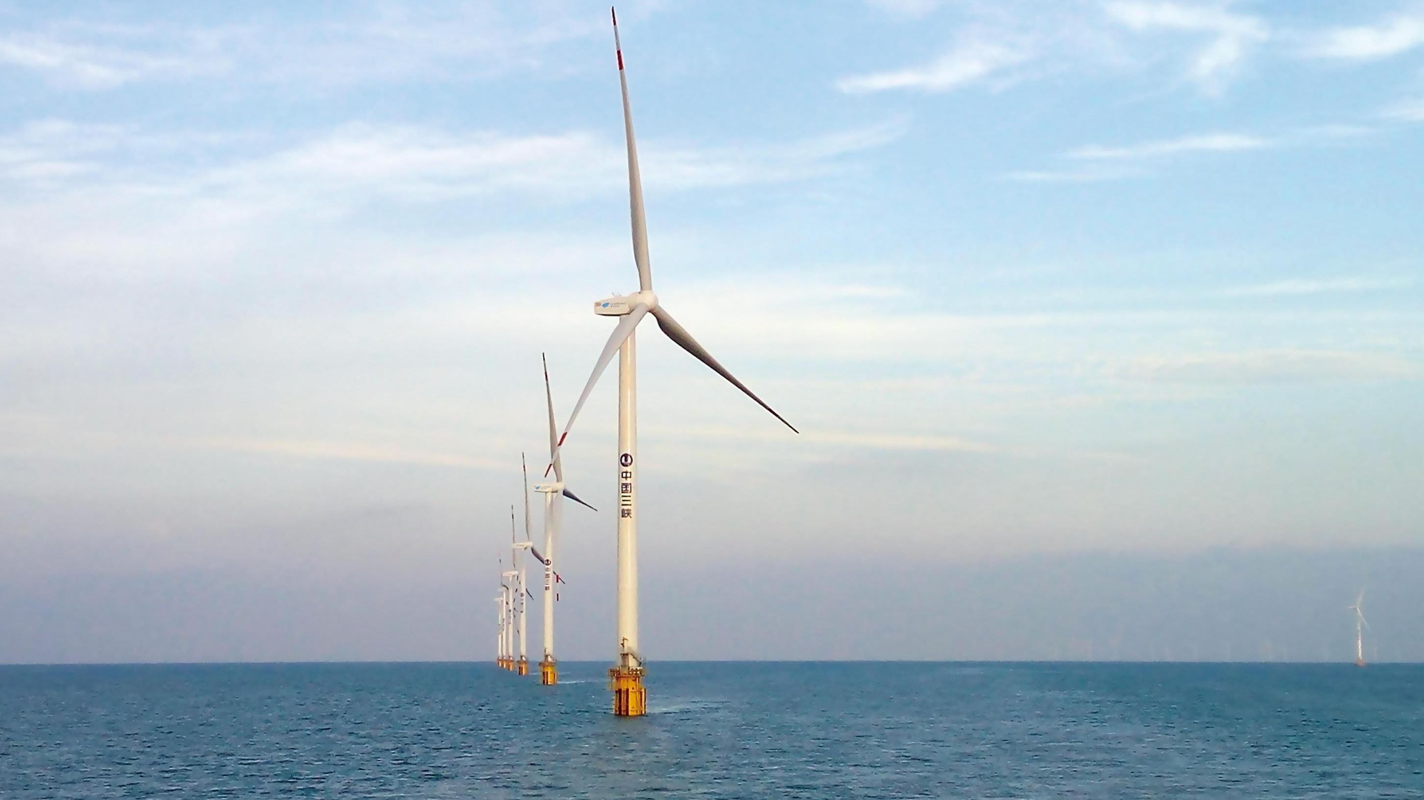 China instalează cea mai mare turbină eoliană offshore din lume. Rotorul are un diametru de un sfert de kilometru