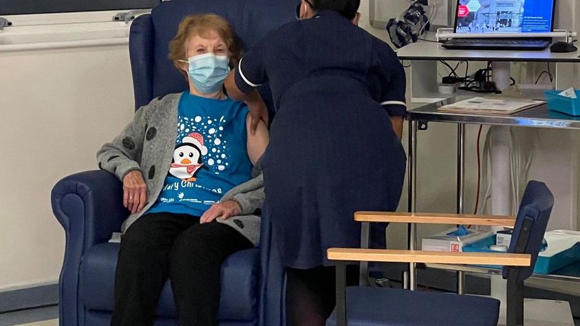 A fost vaccinată prima persoană din lume pentru COVID-19