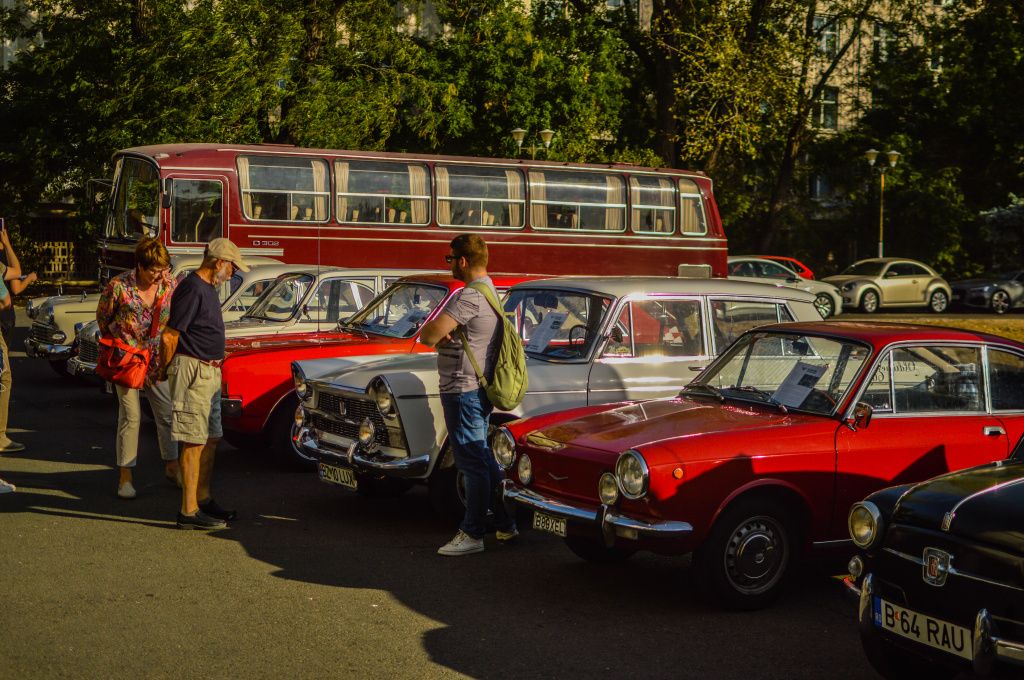 GALERIE FOTO | Mașinile comunismului au făcut baie de mulțime la Operă - Imagine 8