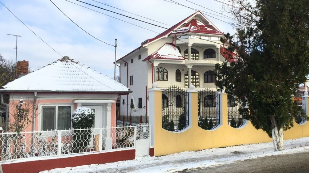 Tandarei, localitatea din Romania unde gangsterii de etnie roma isi construiesc vile de lux cu bani obtinuti din traficul de copii in Marea Britanie, scrie The Sun