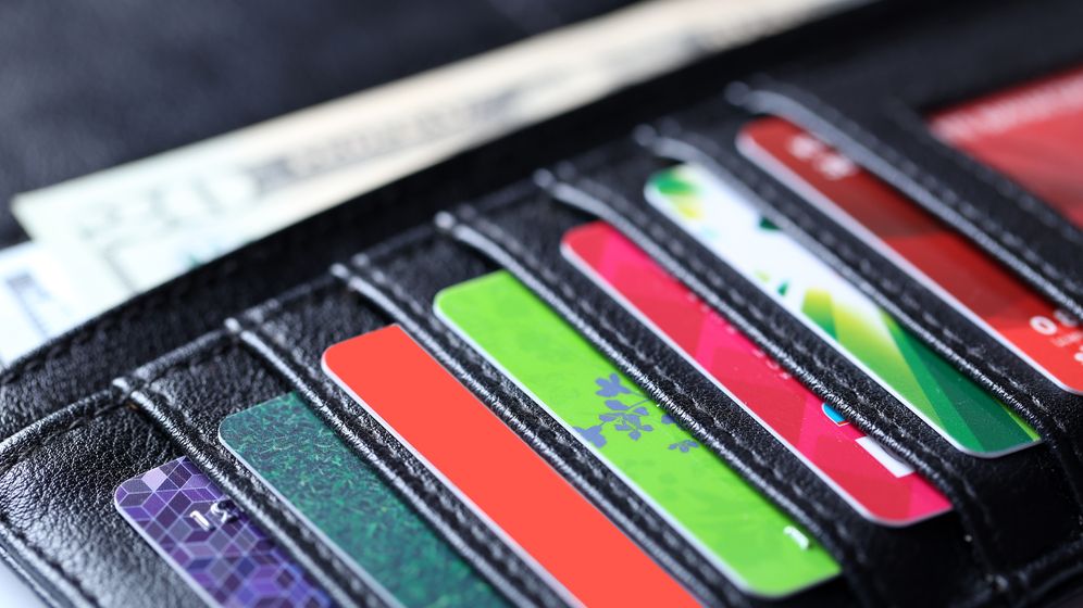 Care este limita de cash pe care o poți scoate pe zi de bancomatele celor mai mari bănci