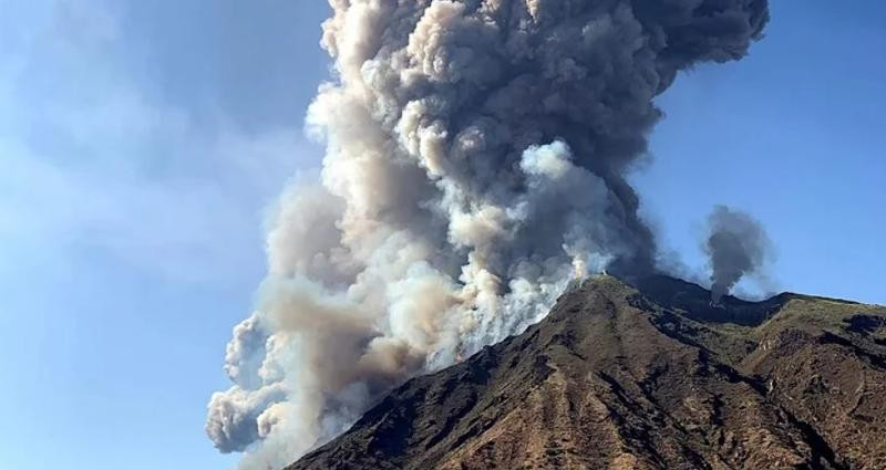 Alertă pentru românii care merg în Sicilia: Etna erupe, iar zona de vârf a vulcanului a fost închisă
