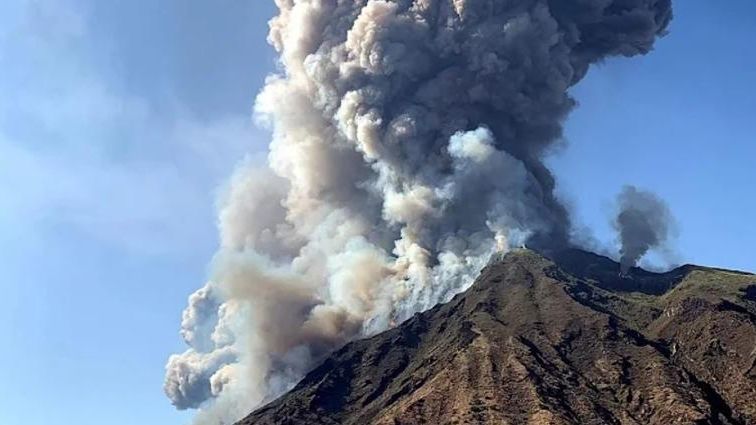 Vulcanul Etna a erupt din nou. Aeroportul din Catania a fost închis