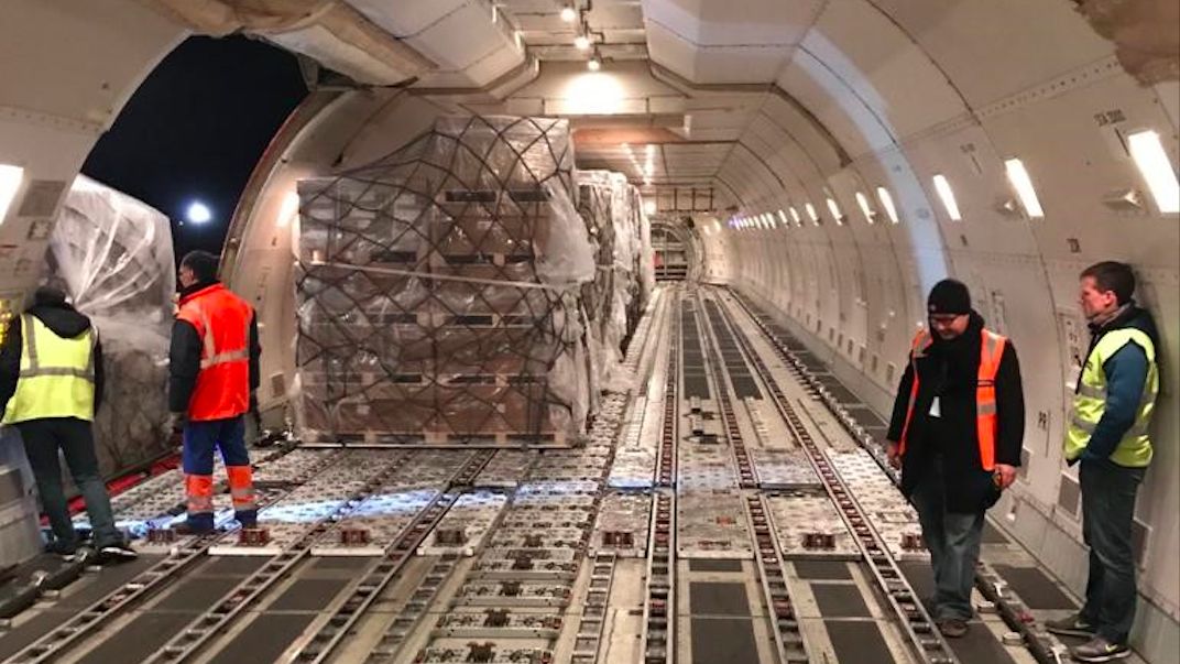 Industria auto, gata să "tureze motoarele"? Curse aeriene efectuate de Gefco au adus piese și măști din China în regim de urgență