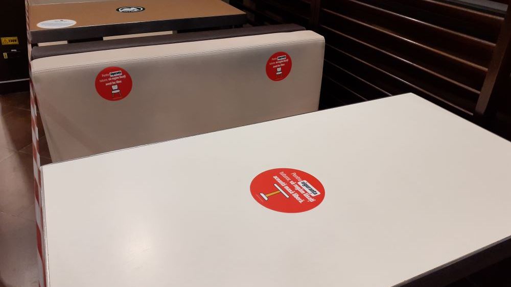 FOTO REPORTAJ într-un restaurant McDonald's | De la cozi la case la canapele goale