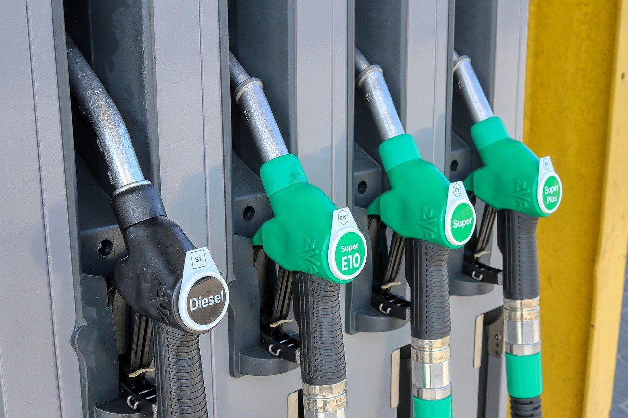 De ce  prețul carburanților nu scade la fel de repede precum petrolul? Barilul a scăzut cu 24% în ultima lună, motorina cu 3%