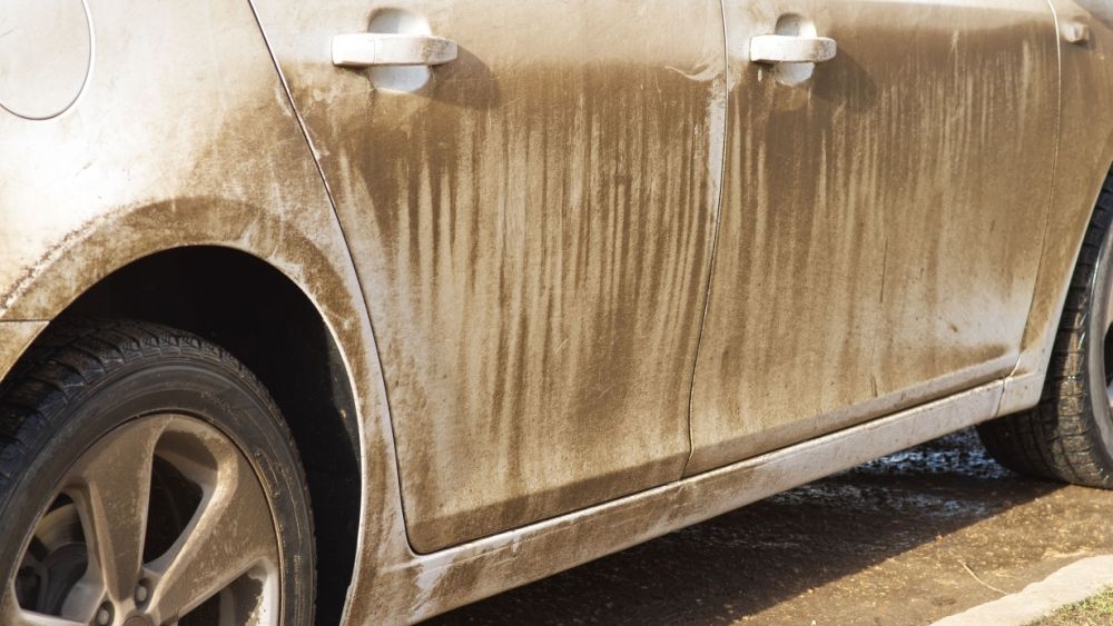 Un nor de praf saharian a ajuns în România. Oamenii au numit-o „ploaie cu praf”, dar este complet altceva