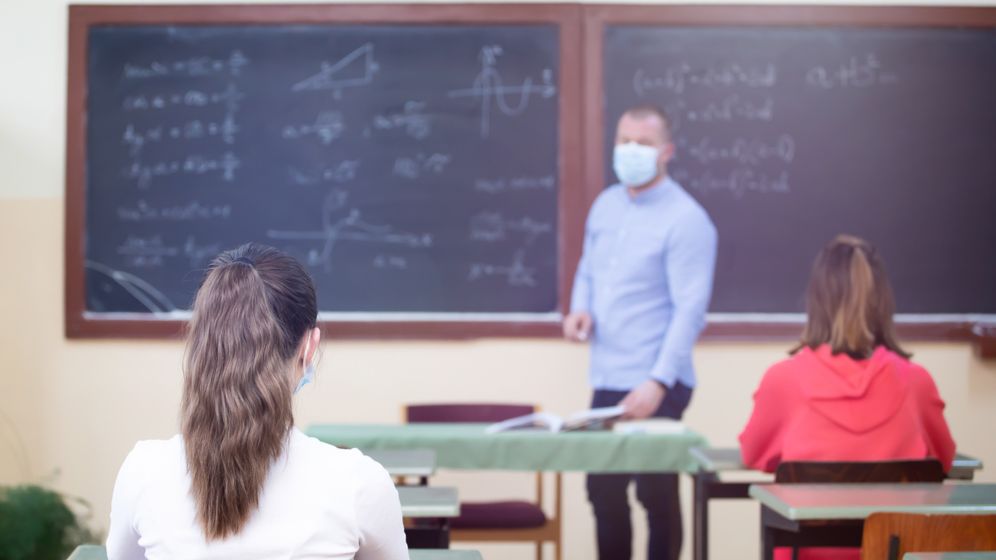 Ministrul Educației amână creșterea salariilor profesorilor. Asociațiile de elevi cer demisia lui Sorin Cîmpeanu