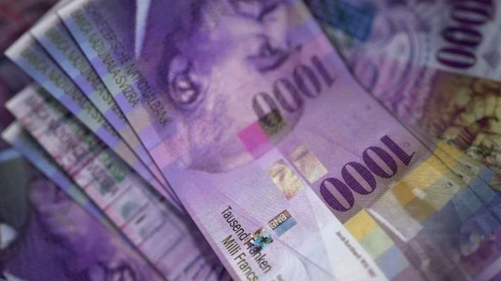 Clientii cu credite in franci elvetieni protesteaza in fata sediilor ANPC, BNR si OTP Bank