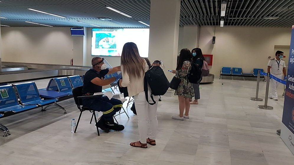 MAE: Pasagerii care sosesc pe aeroporturi în Grecia dinspre România şi Bulgaria trebuie să prezinte un test negativ COVID-19