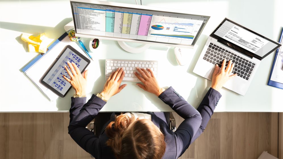 Cum au fost concediați doi angajați prinși că aveau în secret două joburi. Director companie: „E o nouă formă de furt și înșelăciune”