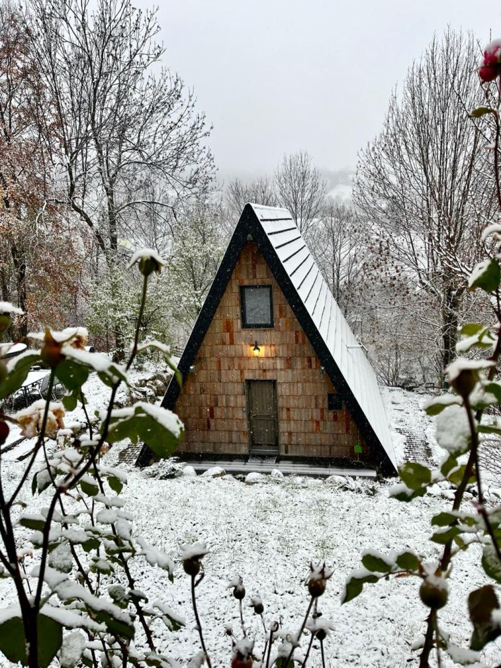 GALERIE FOTO: 5 cabane A-Frame din România unde te poți caza. Sunt la mare căutare printre cei ca - Imagine 26