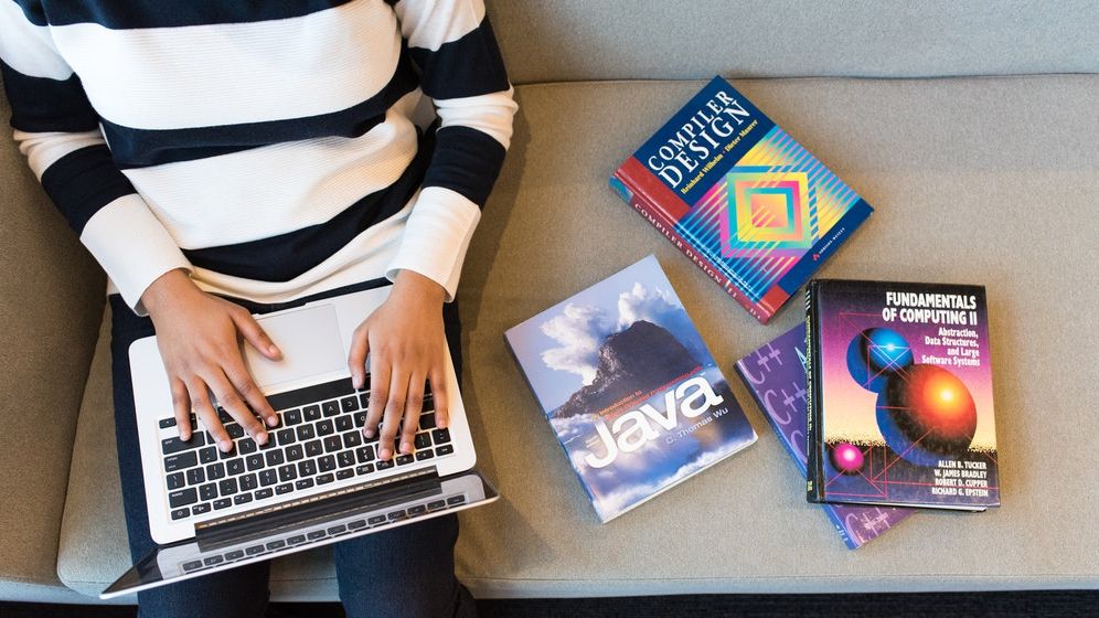 HR Talks: Tranziția către domeniul IT. Ce salariu de început ai ca programator și cum poți avea un loc de muncă asigurat