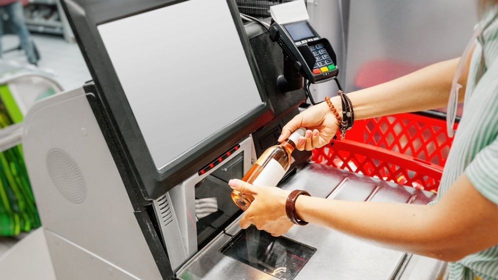 Unele casierii self-service cer mai nou bacșiș, spre mirarea clienților: "Este șantaj emoțional"