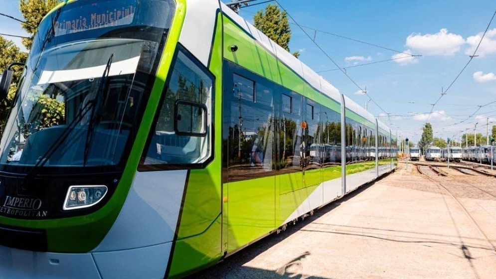 Circulaţia tramvaielor 41, blocată în ambele sensuri: O persoană care se deplasa cu o trotinetă electrică a căzut pe linia de tramvai