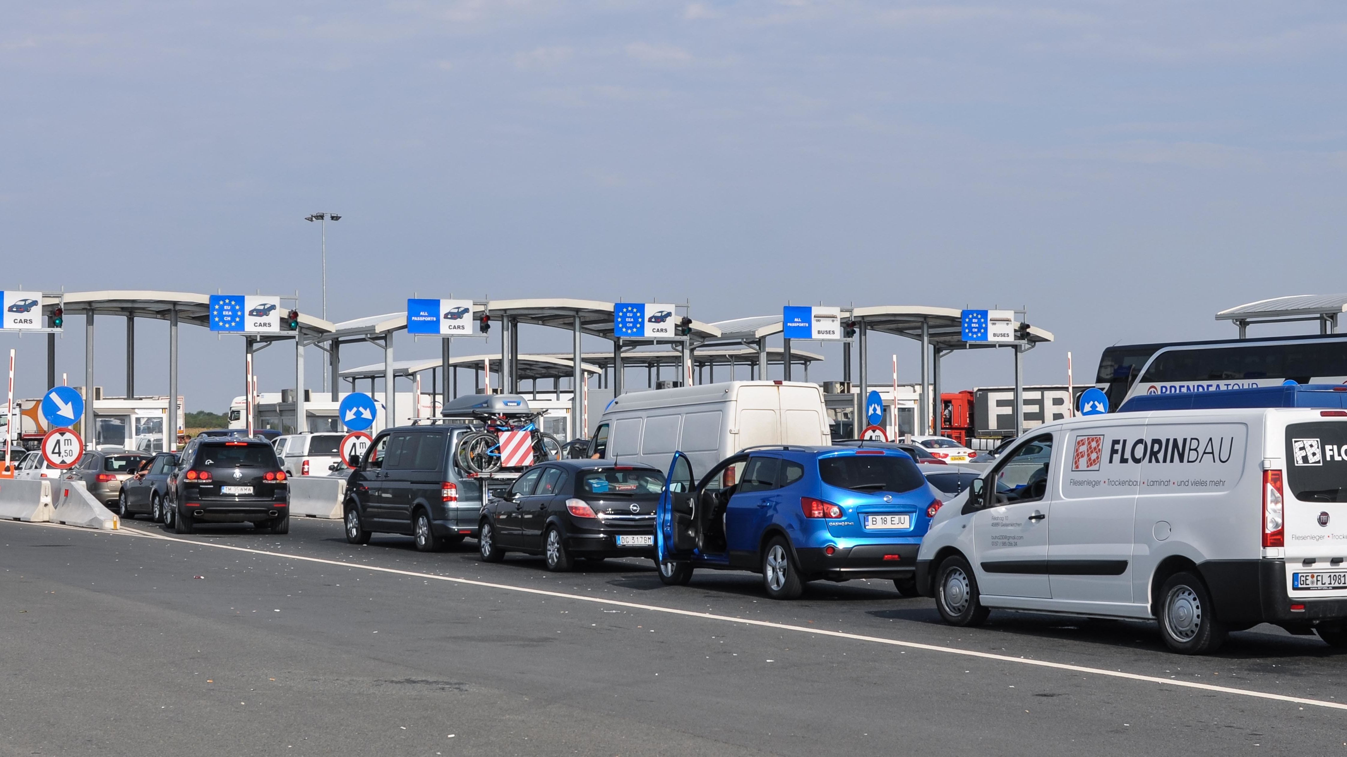 COVID-19 | Şoferii de camioane aşteaptă zece ore la frontiera Nădlac II pentru a intra în România