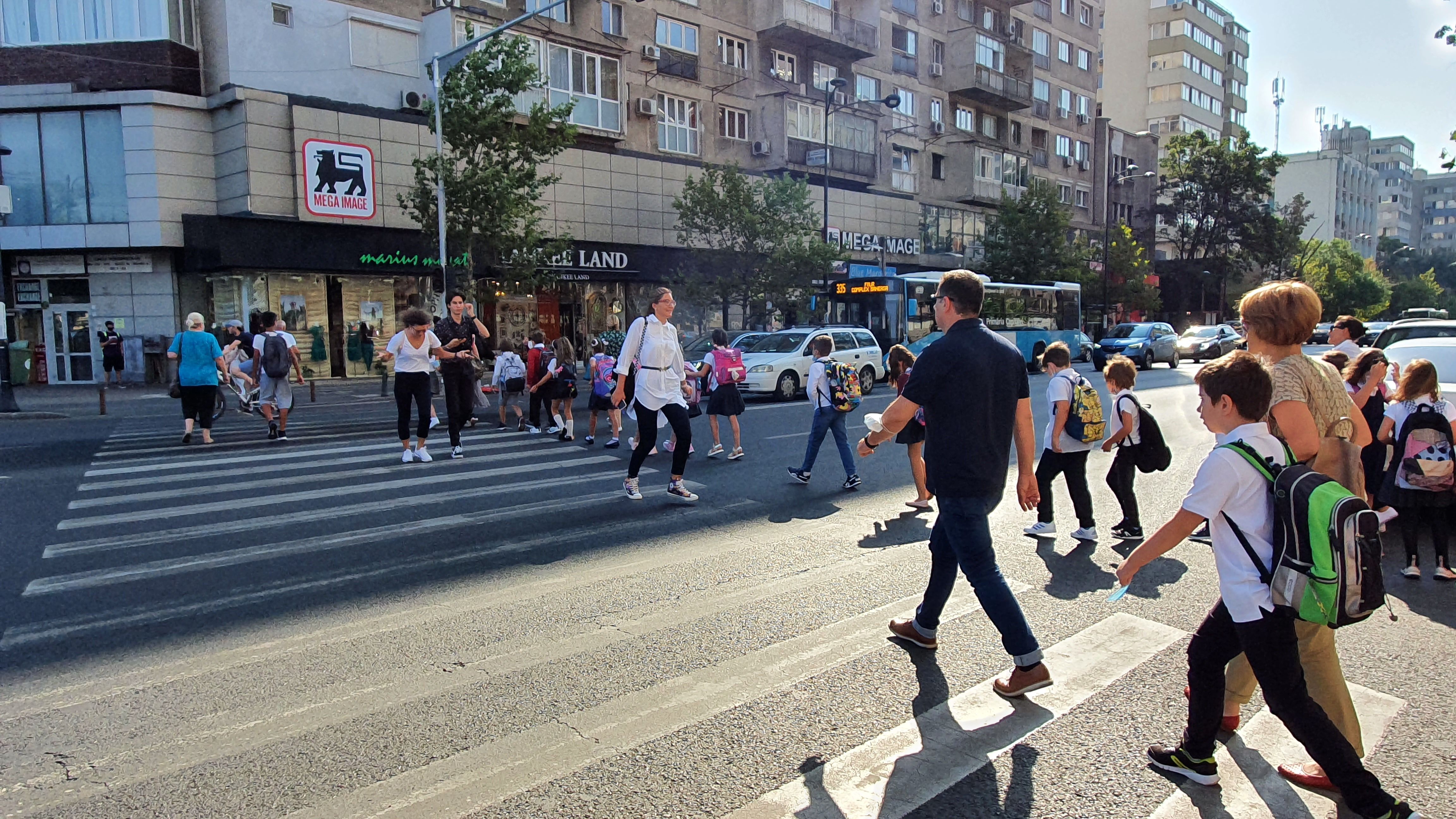 [FOTO] Prima zi de școală în București după 6 luni de pauză