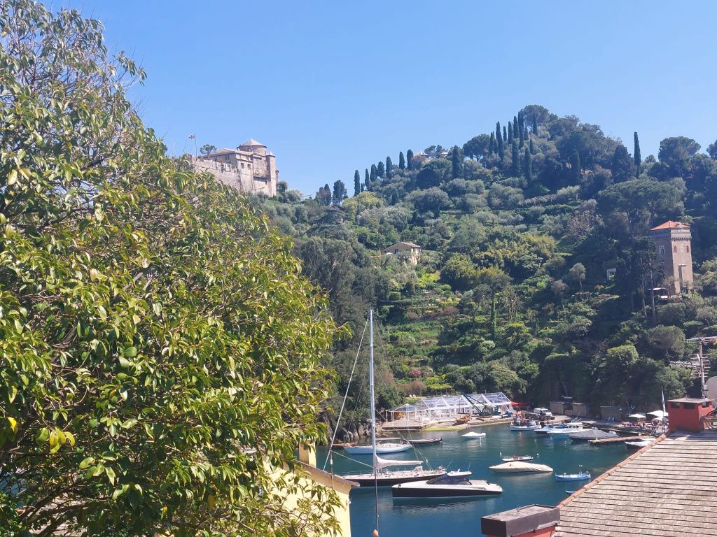Vizită în Portofino: cum îți poți "žgăsi dragostea" pentru Riviera Italiană în orașul iu - Imagine 16