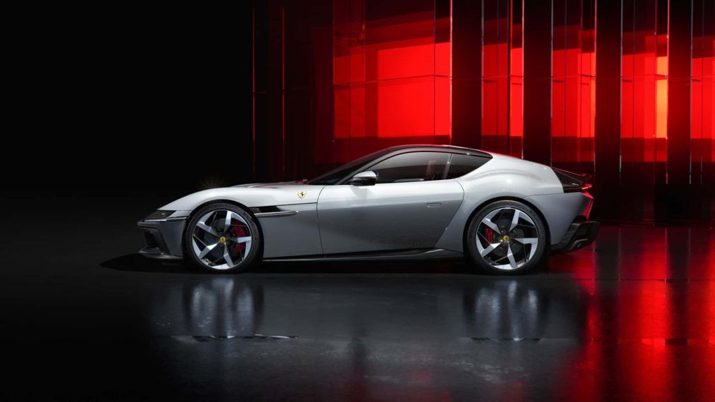 GALERIE FOTO | Ferrari a lansat un nou supercar cu motor V12 - Imagine 6