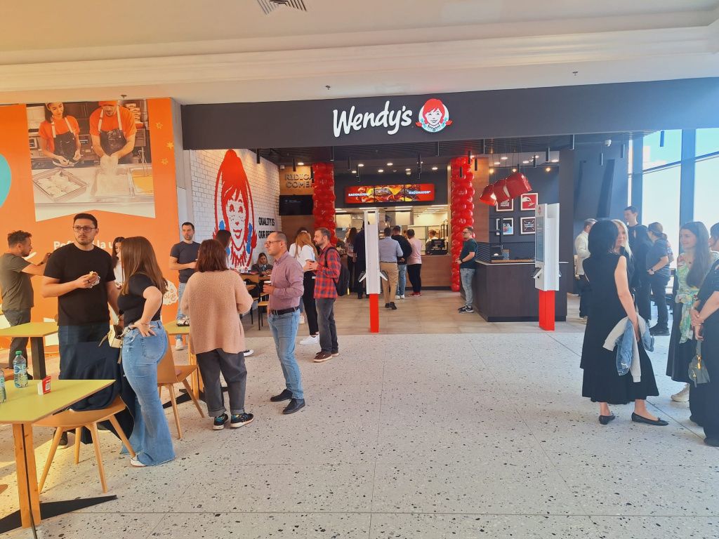 Galerie FOTO S-a deschis primul Wendy's din București: clienții s-au pus la coadă cu o oră înai - Imagine 5