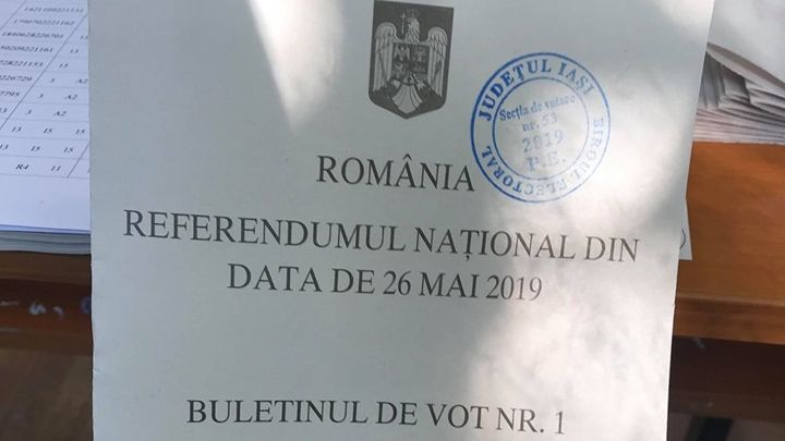Referendum 2019: Stampila de control a unei sectii de votare din Iasi - pusa pe prima pagina a mai multor buletine pentru referendum