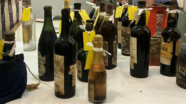 Descoperire istorică în Grecia: peste 4.000 de sticle de vin au fost găsite în timpul unor lucrări de restaurare
