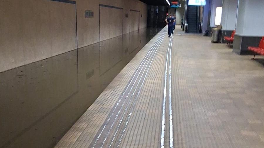 Stația de metrou Piața Victoriei, închisă. Furtuna de aseară a inundat peronul