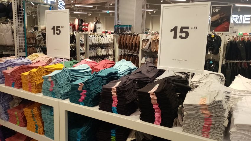 Cum reușește Primark să vândă tricouri cu 15 lei și să obțină totuși profit. Analiză Economist