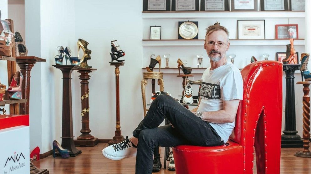 Mihai Albu, designerul care s-a făcut cunoscut în România și peste hotare pentru pantofii săi bijuterie