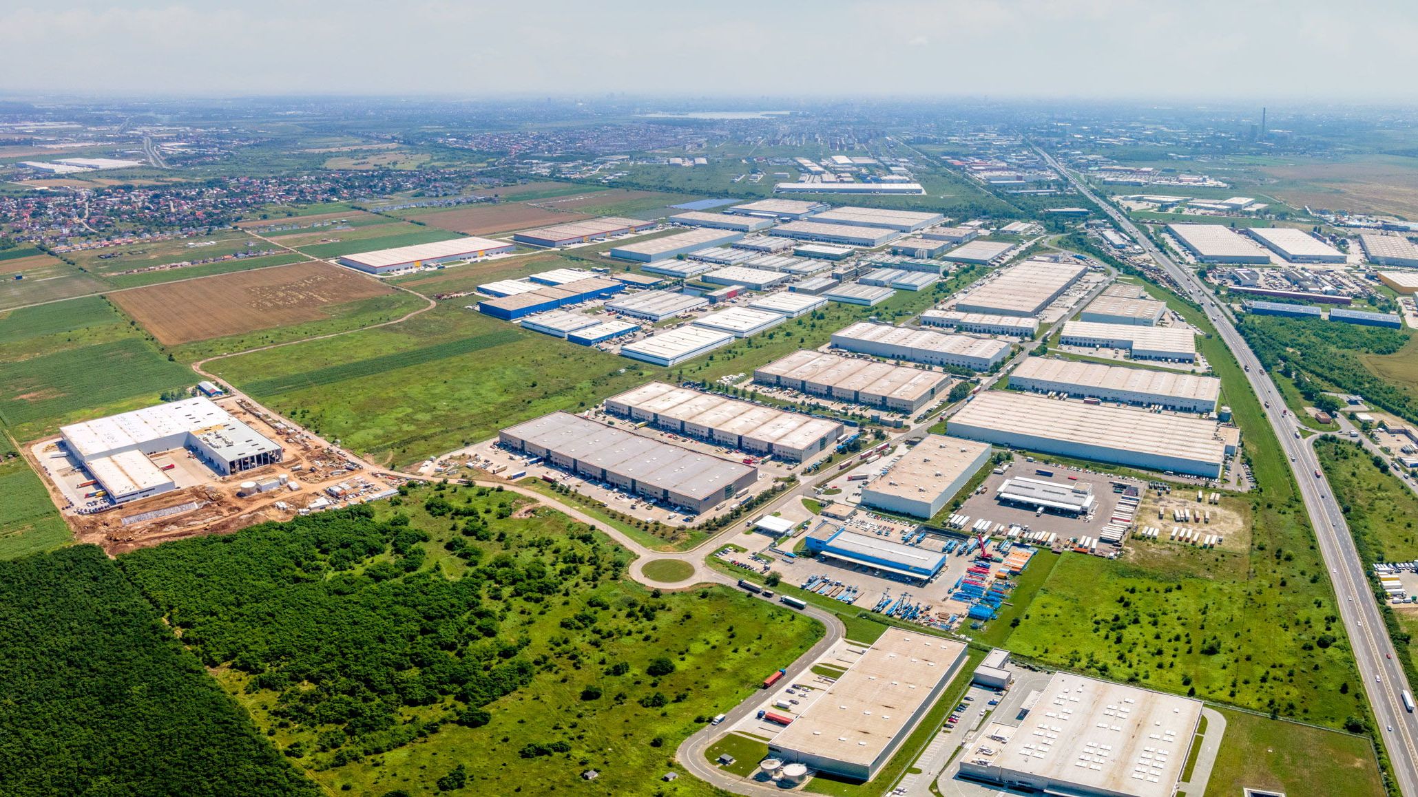 Tranzacție pe piața imobiliară: CTP a cumpărat de la Globaworth 270.000 mp de depozite și 30 de hectare de teren