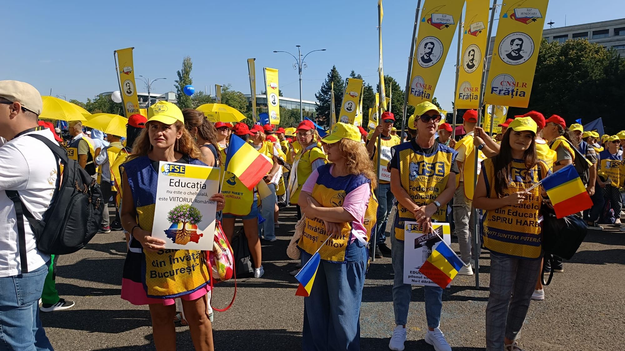 FOTO | Au început protestele profesorilor: mii de cadre didactice sunt în stradă