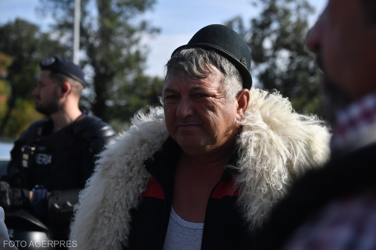 Jandarmii au gazat ciobanii la protestul din București: patru protestatari, duși la poliție