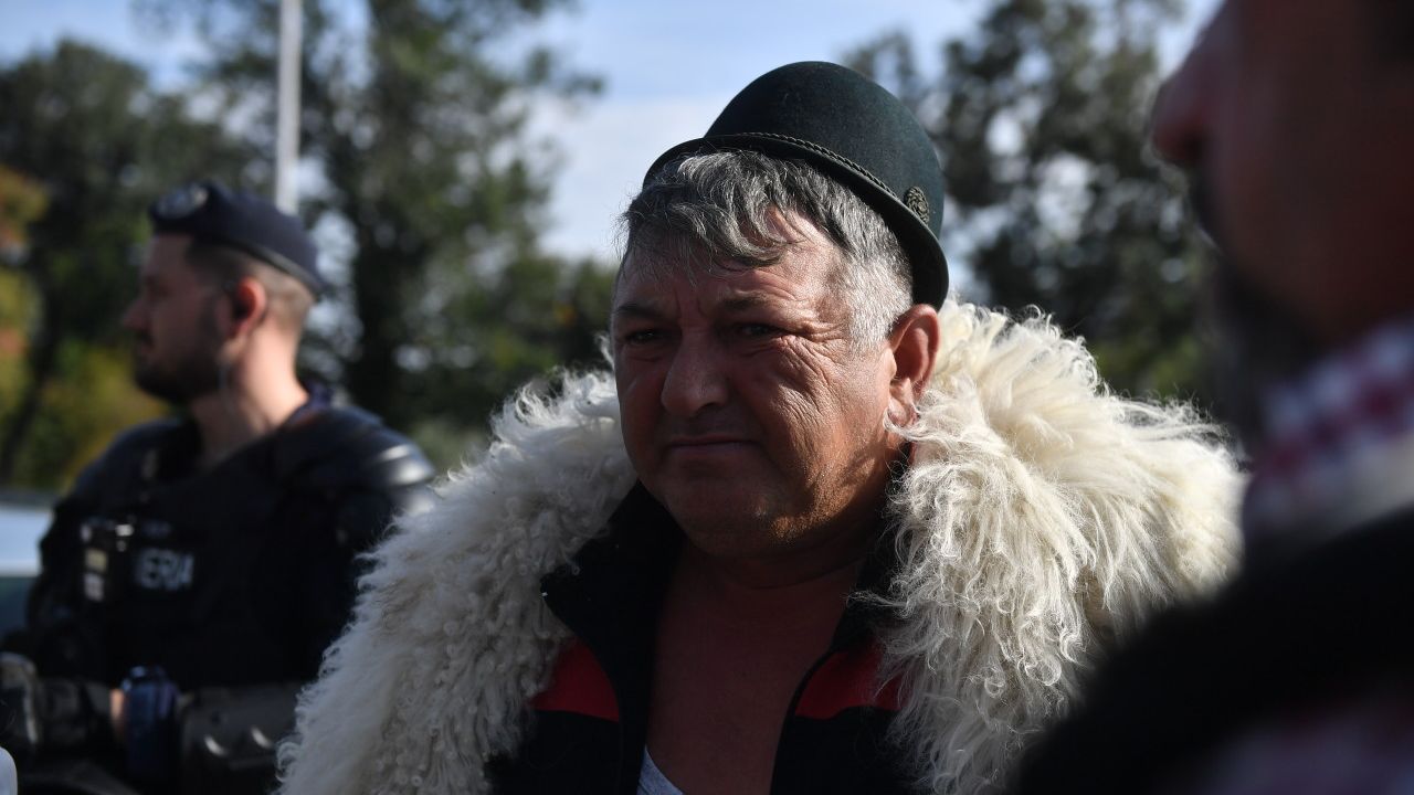 Jandarmii au gazat ciobanii la protestul din București: patru protestatari, duși la poliție