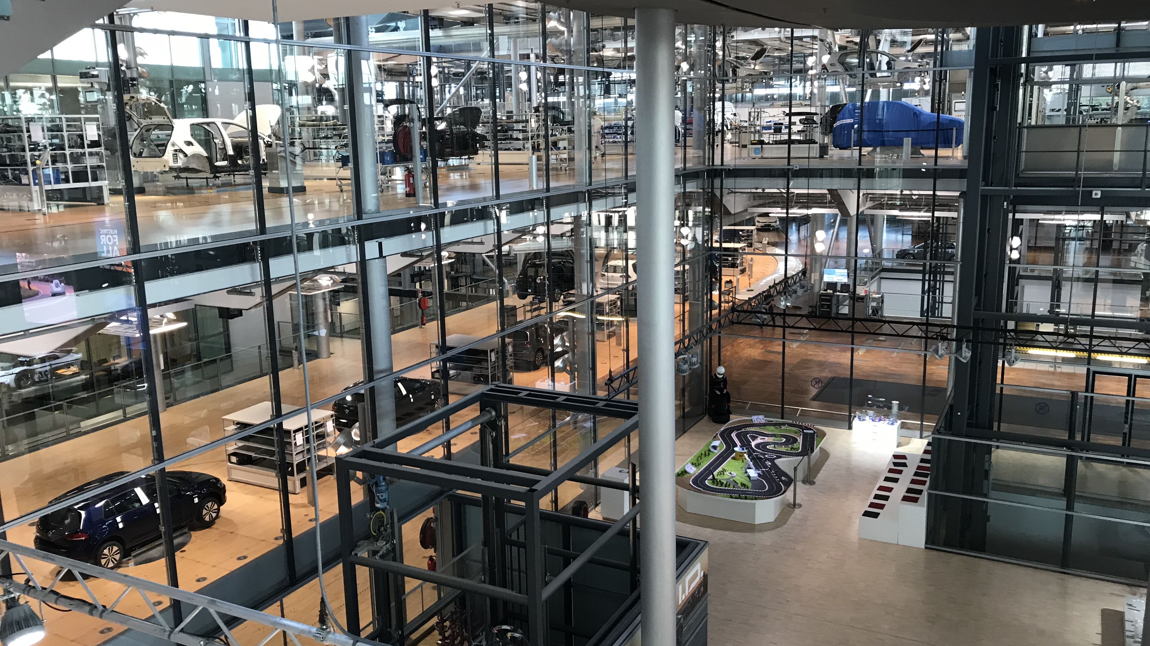 In vizita la fabrica de masini electrice Volkswagen din Dresda, pentru premiera mondiala a matricei modulare pentru condusul electric, platforma folosita de viitoarea gama Volkswagen ID