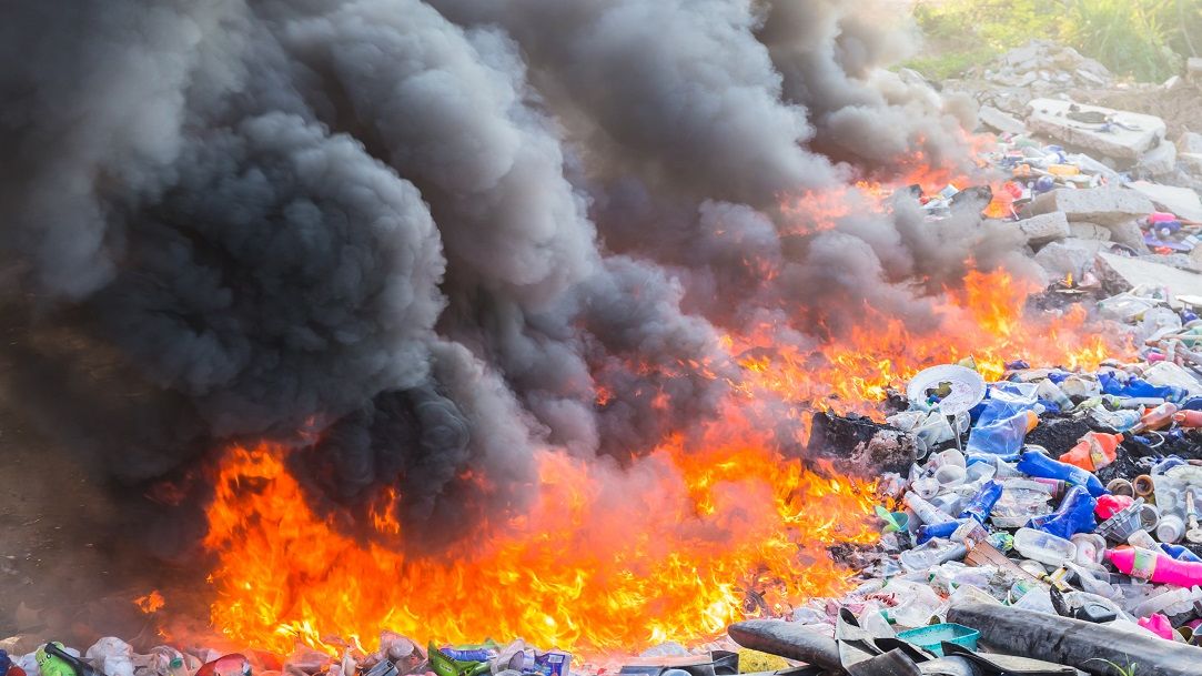 Poluare ridicată în Capitală: câte firme din Ilfov și București au autorizații pentru arderea deșeurilor