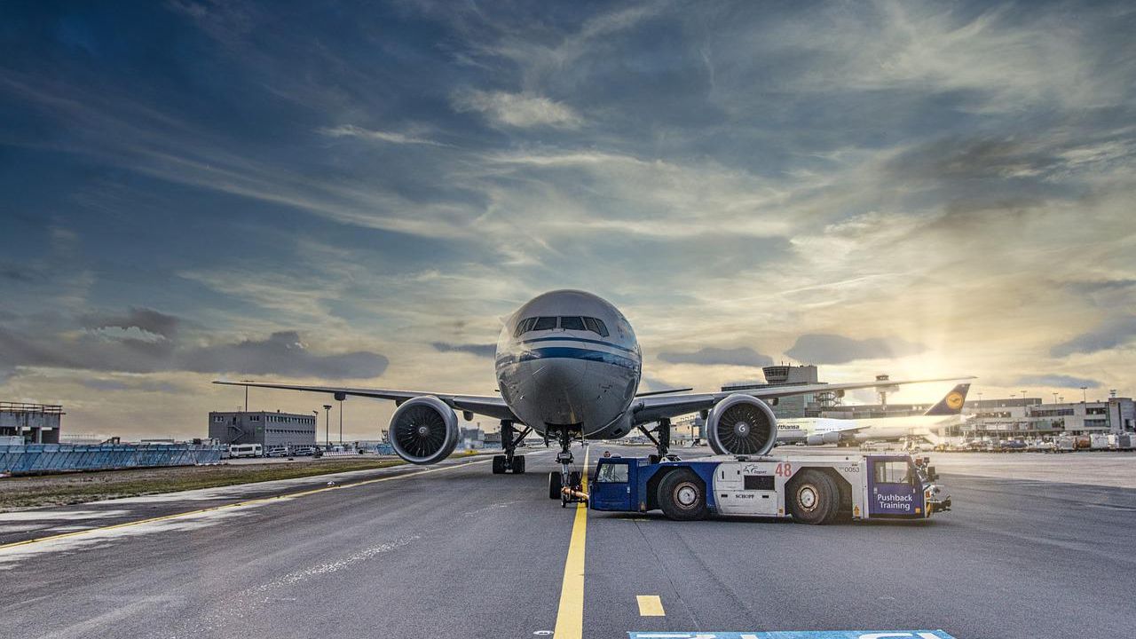 Zbor anulat: aproape 200 de turiști care trebuiau să ajungă în Antalya sunt blocați pe Otopeni